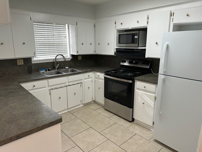 Building Photo - 323 Lance Cir