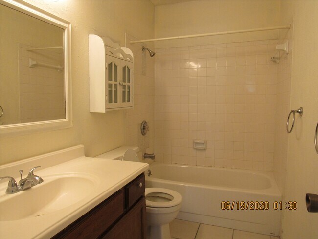 Building Photo - 17401 Red Oak Dr