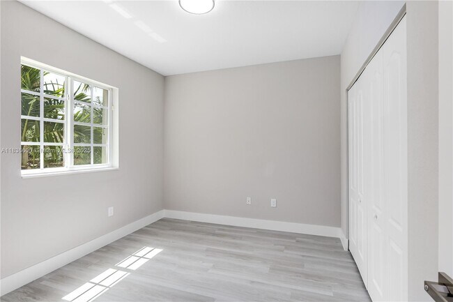 Building Photo - 942 SW 147th Ct