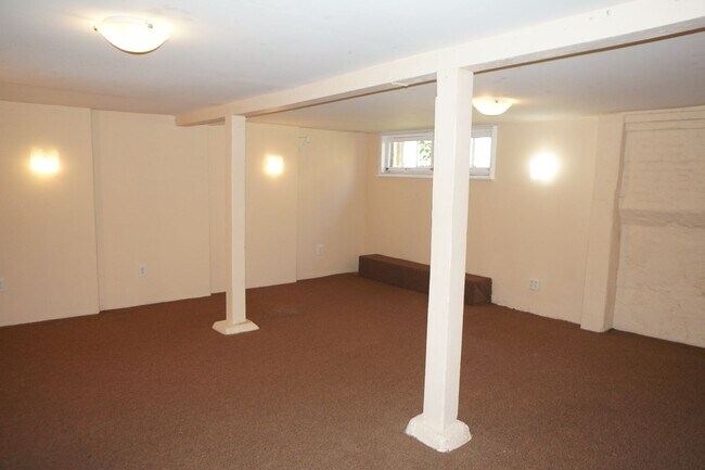 Building Photo - NE Portland 3 bedroom Rose City Park