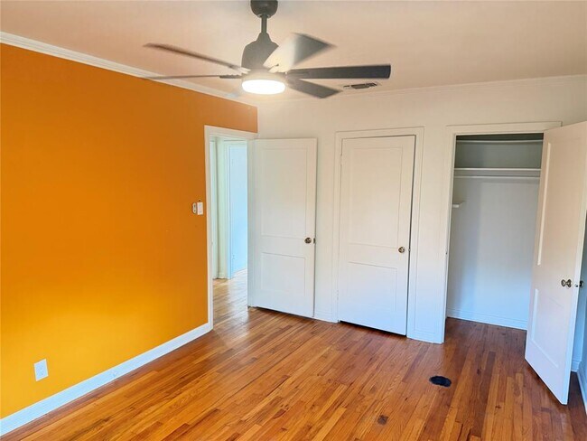Building Photo - 6004 Woodview Ave