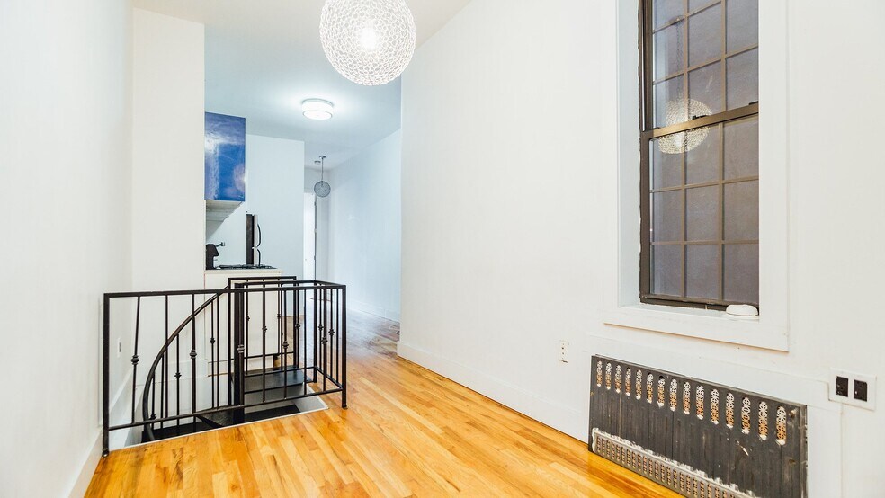 Building Photo - 1154 Gates Ave