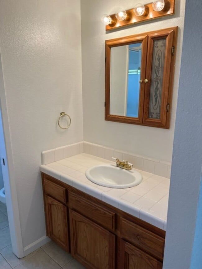 Building Photo - Nice 5 bedroom home with a large garage.