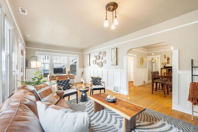 Building Photo - 720 NE 47th St