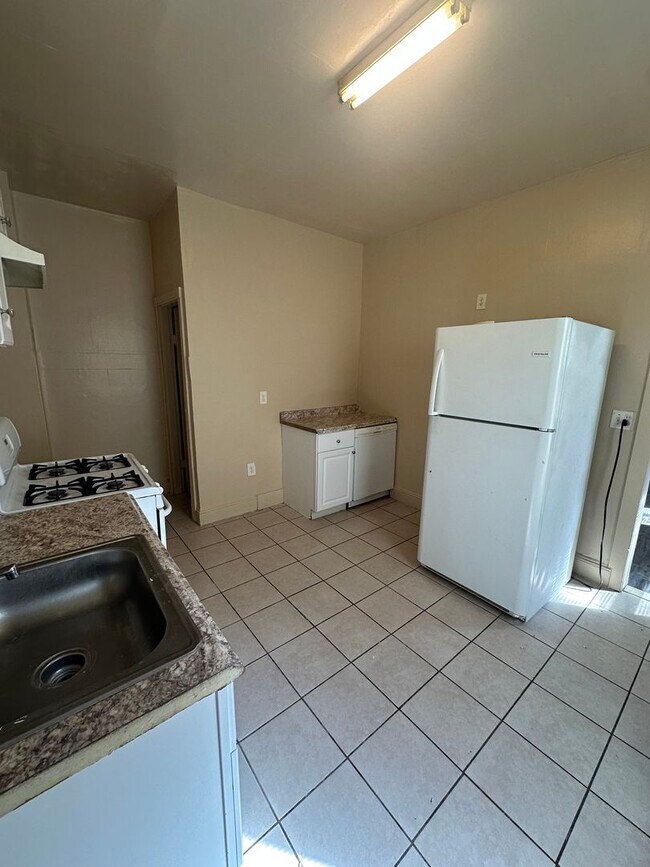 Building Photo - Large 3 bed, 2 full bath