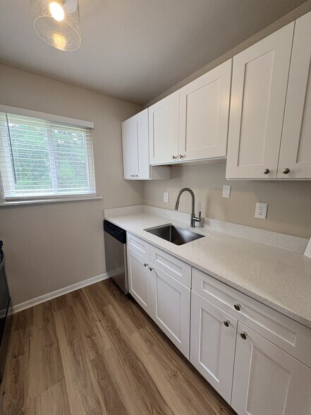 Building Photo - 200 Kilby Shores Dr
