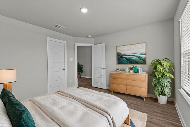 Building Photo - 3003 Middleton Dr