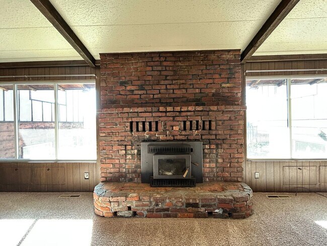 Building Photo - Unique 5 Bedroom Home