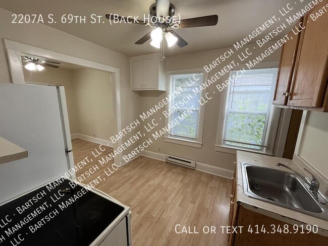 Building Photo - 2207 S 69th St