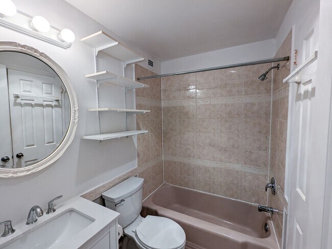 Building Photo - Sunny Top-Floor Junior 1BD Condo Near Down...