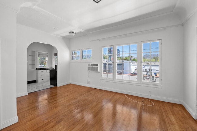 Primary Photo - 647 N Spaulding Ave