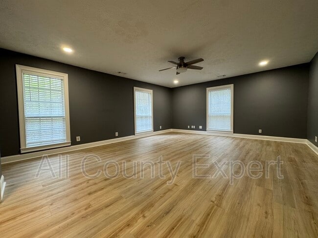 Building Photo - 261 Ridgewood Rd