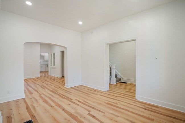 Building Photo - Newly Renovated 4 Bed, 2 Bath Home - Off-S...