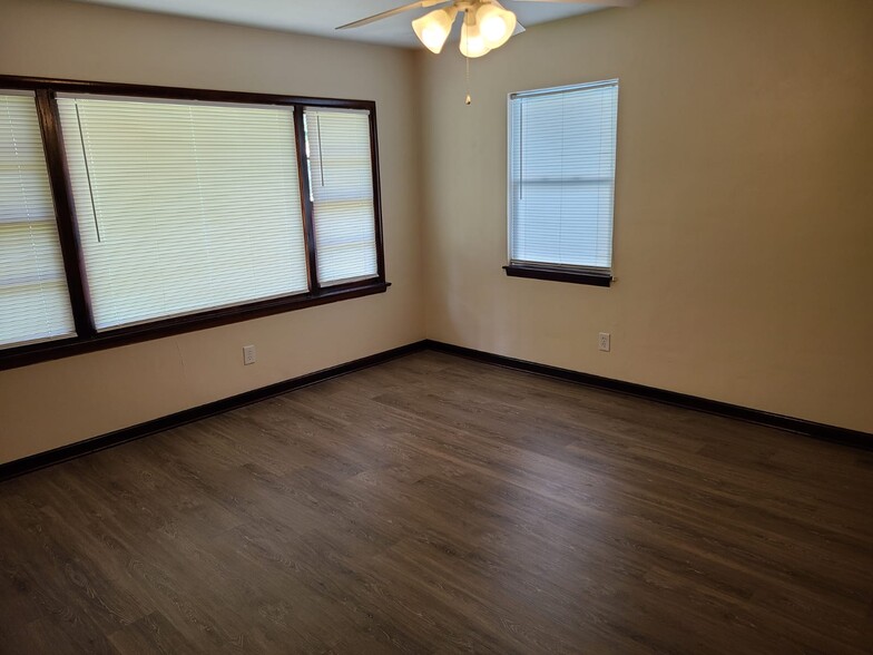 Building Photo - 309 Woodview Ave