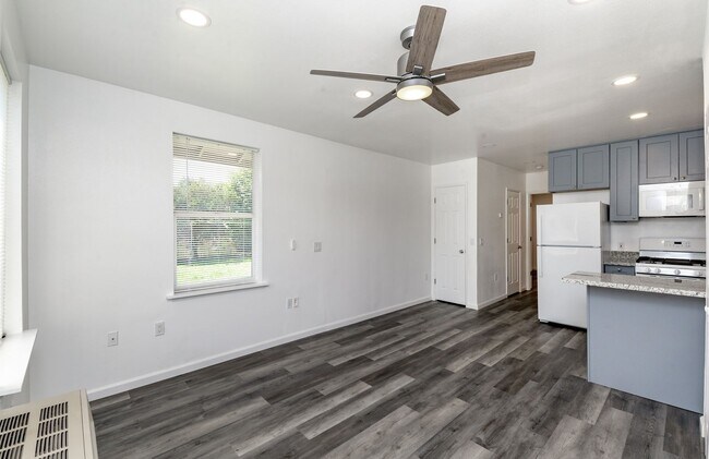 Building Photo - 704 5th Ave SE