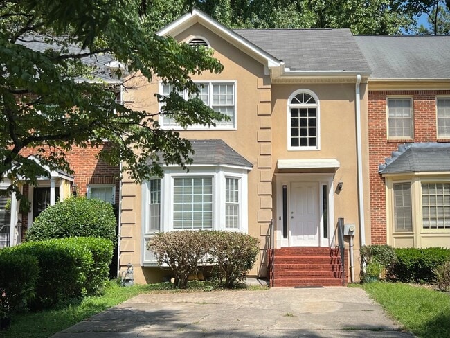 Building Photo - 598 St James Walk SE
