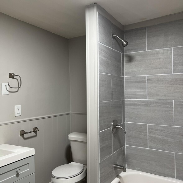 Building Photo - 529 Ann Ave