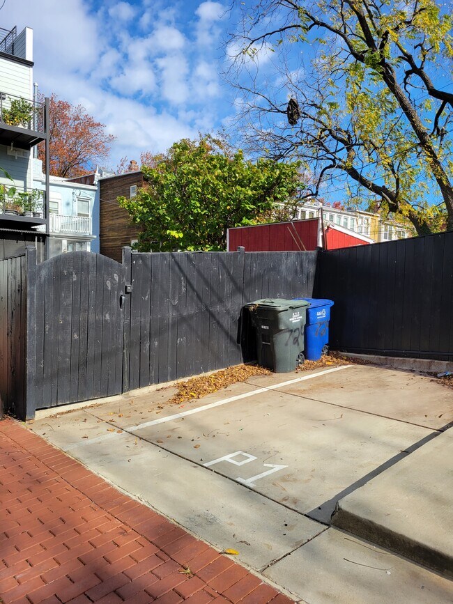 Building Photo - 724 Taylor St NW