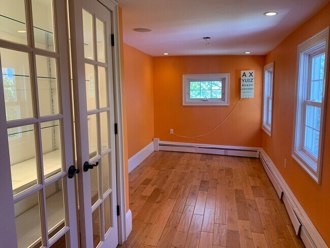 Building Photo - 10 Salem St Ave