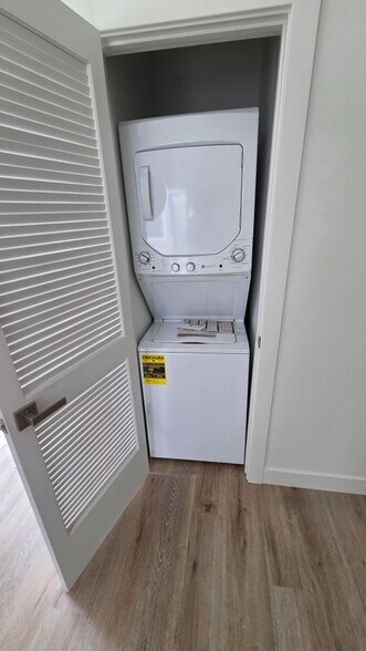 Building Photo - 988 El Camino Dr