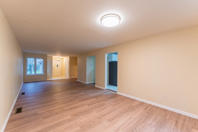 Building Photo - 208 Castlewood Dr