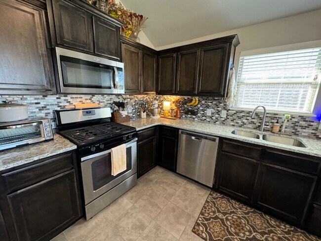Building Photo - 3 bed 2 bath located in Norman, with neigh...