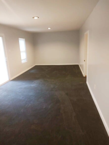 Large Living Room - 5445 N George Street Ext