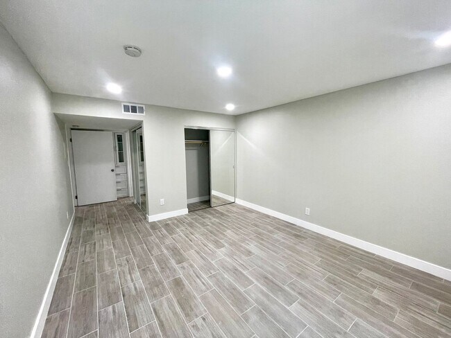 Building Photo - Fully Remodeled 2bedroom near downtown