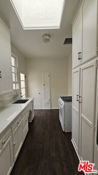Building Photo - 152 S Roxbury Dr