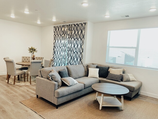 Building Photo - 5801 S Garnet Dr