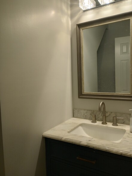 Half bath - 15235 Kelbrook Dr