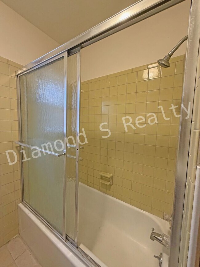 Building Photo - Cute 2 bedroom Duplex Unit Available Now!