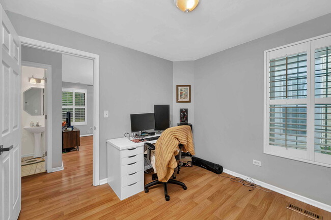 Building Photo - 3605 Forestview Dr