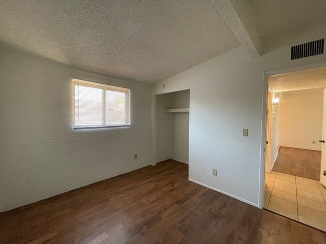 Building Photo - Central 2 bedroom 1 bath unit with Fenced ...
