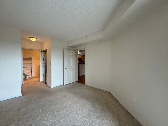 Building Photo - Sun-filled 1 Bed 1 Bath Condo With Private...