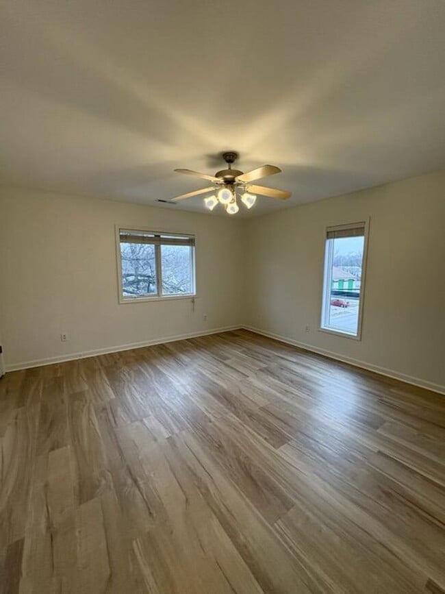 Building Photo - Updated Townhouse near Downtown Bloomington!