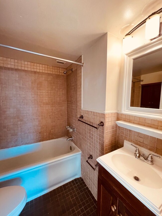 Building Photo - ONE BEDROOM RITTENHOUSE APARTMENT - FREE W...