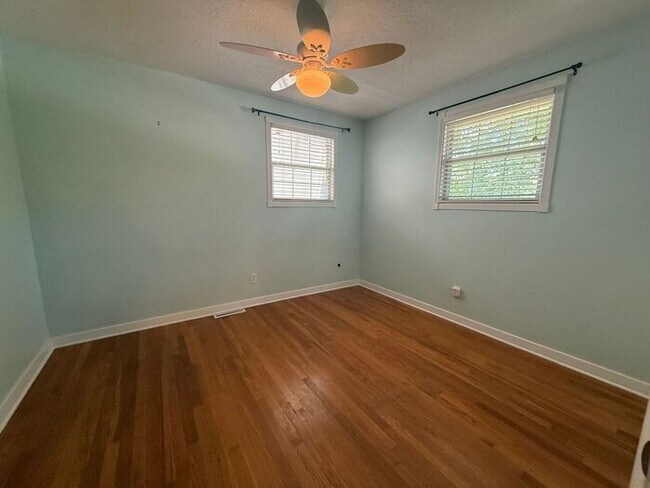 Building Photo - Gulf Breeze - Proper - 5 bedroom, 3.5 bathroom with pool and lawn care included
