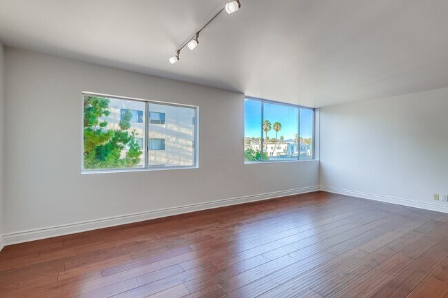 Building Photo - 435 N Oakhurst Dr