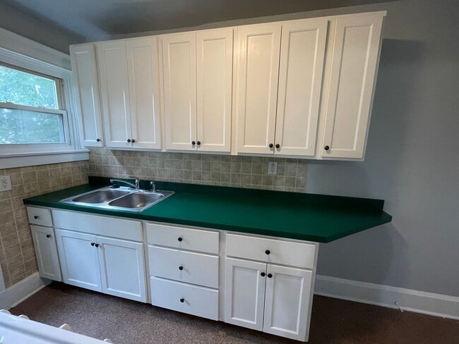 Building Photo - 2 Bedroom Single Family Home in Lancaster!