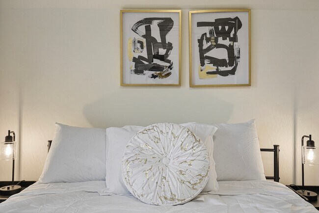 Building Photo - 366 N Hemlock Ave