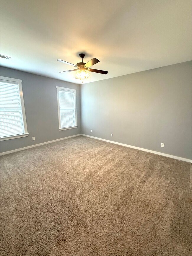 Building Photo - ** 4 Bed 2.5 Bath Located beside Park Cros...