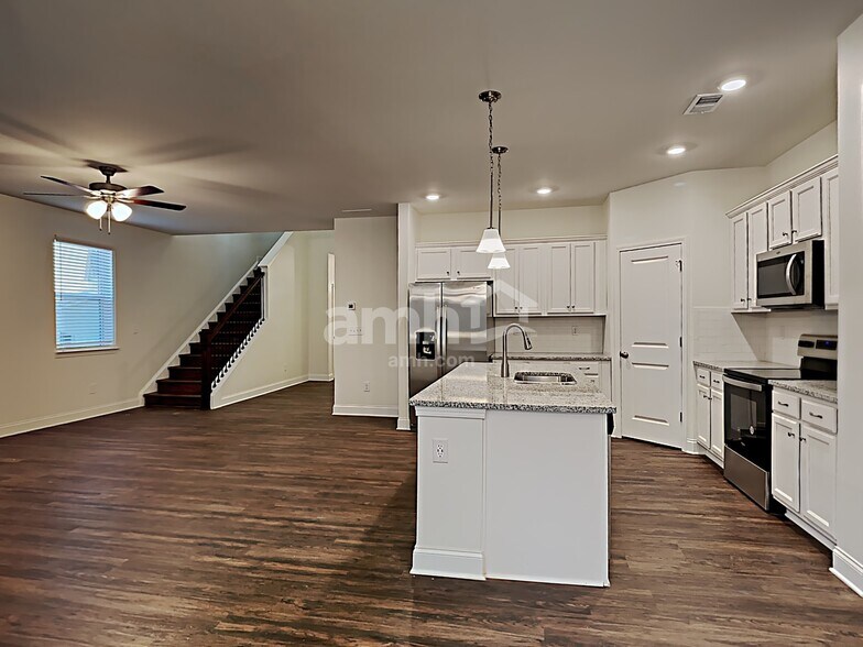 Building Photo - 5280 Valley Dr