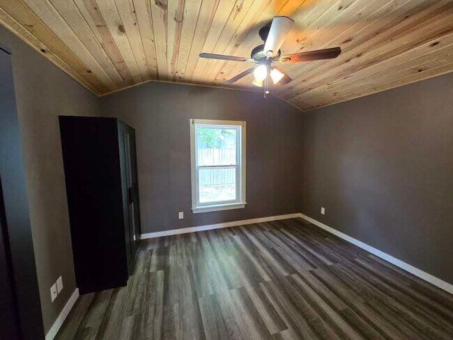 Building Photo - 1 Bedroom/1 Bathroom Tiny Home in Batesville