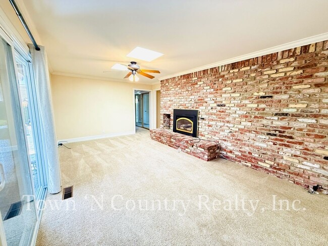Building Photo - 22369 Ferdinand Ct