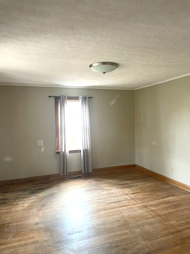 Building Photo - Five Bedroom Three Bath Home in Cross Lanes minutes from I-64 For Quick Access to Charleston and/...