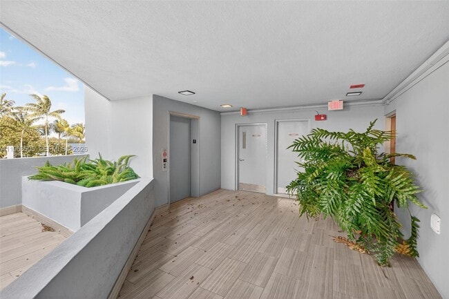 Building Photo - 555 NE 30th St