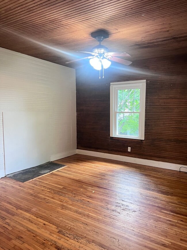 Building Photo - Unique 3 bedroom, 2 bathroom home for rent...
