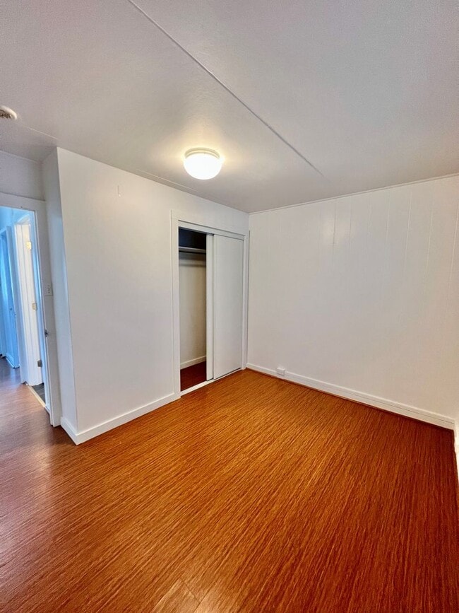 Building Photo - Bright and Breezy Manoa Living. Spacious 3...