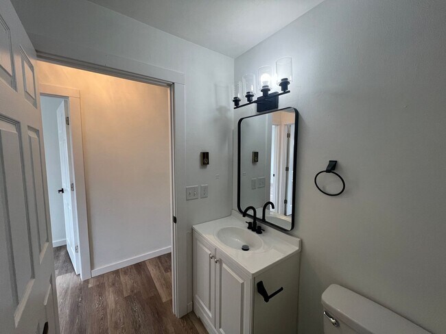 Building Photo - 915 Genrich St